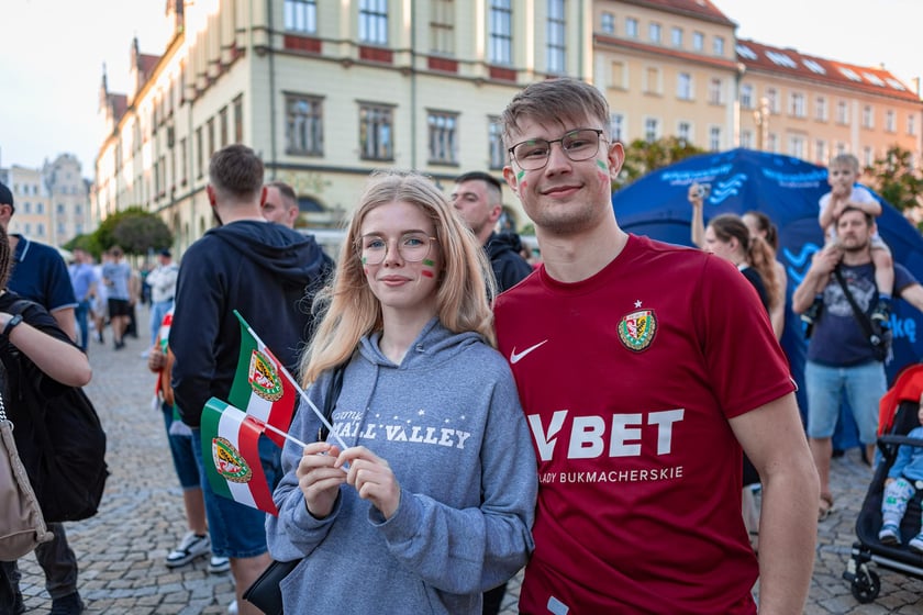 Kibice Śląska dopingują drużynę w Rynku we Wrocławiu