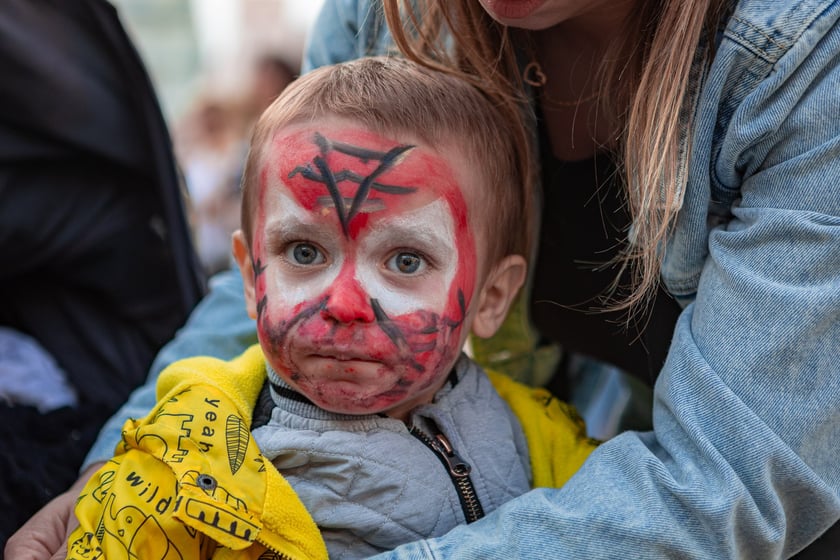 Kibice Śląska dopingują drużynę w Rynku we Wrocławiu