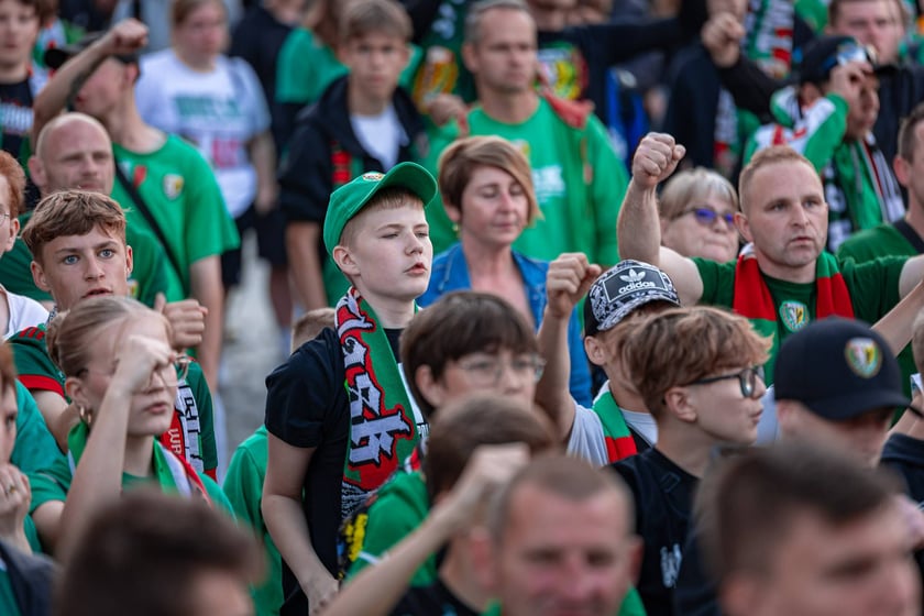 Kibice Śląska dopingują drużynę w Rynku we Wrocławiu