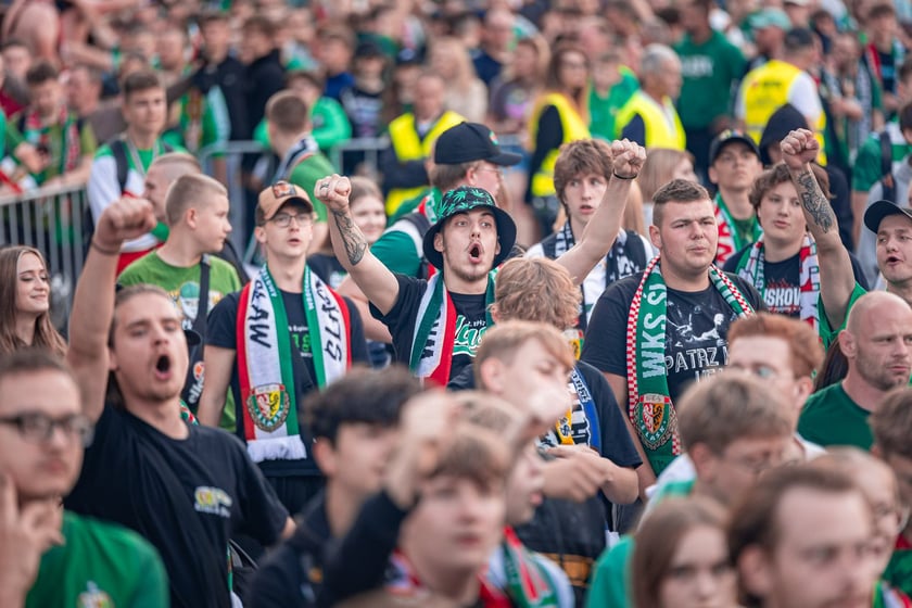 Kibice Śląska dopingują drużynę w Rynku we Wrocławiu