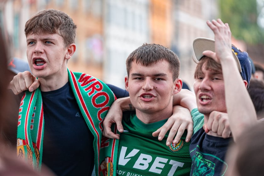 Kibice Śląska dopingują drużynę w Rynku we Wrocławiu
