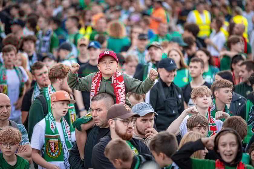 Kibice Śląska dopingują drużynę w Rynku we Wrocławiu