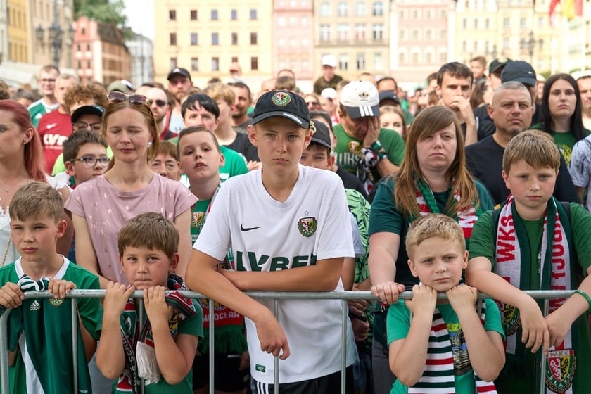 Kibice witają wicemistrzów Polski - drużynę Śląska Wrocław - na wrocławskim Rynku.