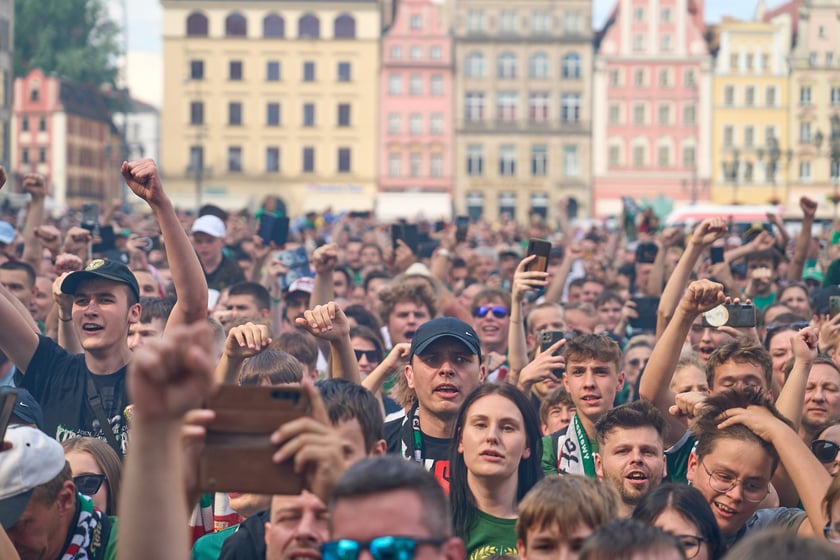 Kibice witają wicemistrzów Polski - drużynę Śląska Wrocław - na wrocławskim Rynku.