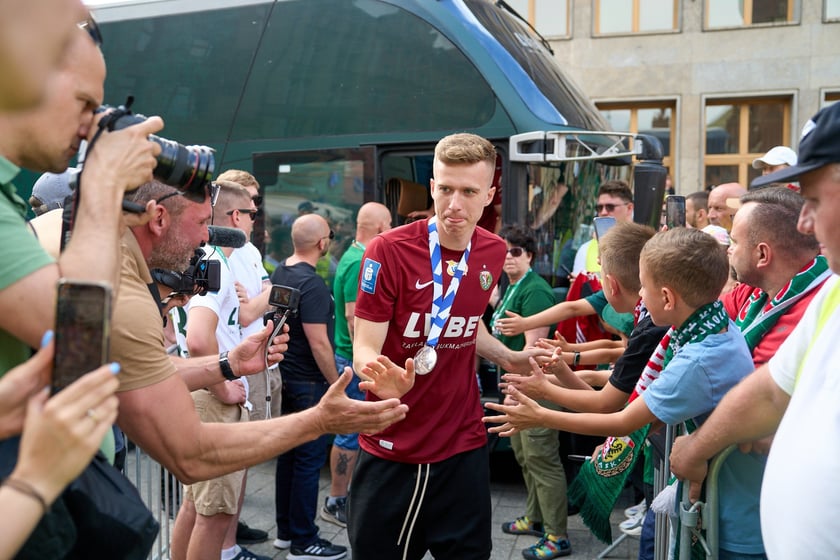 Kibice witają wicemistrzów Polski - drużynę Śląska Wrocław - na wrocławskim Rynku.