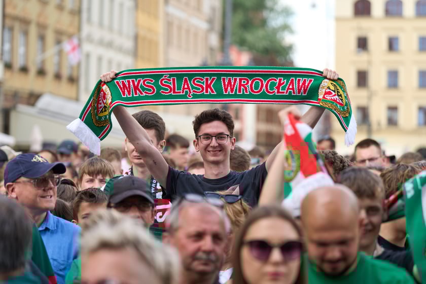 Kibice witają wicemistrzów Polski - drużynę Śląska Wrocław - na wrocławskim Rynku.