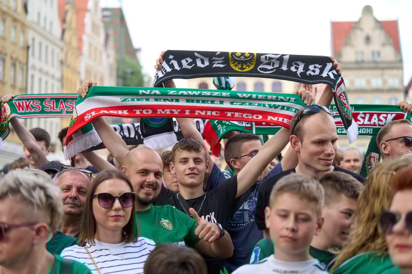 Kibice witają wicemistrzów Polski - drużynę Śląska Wrocław - na wrocławskim Rynku.