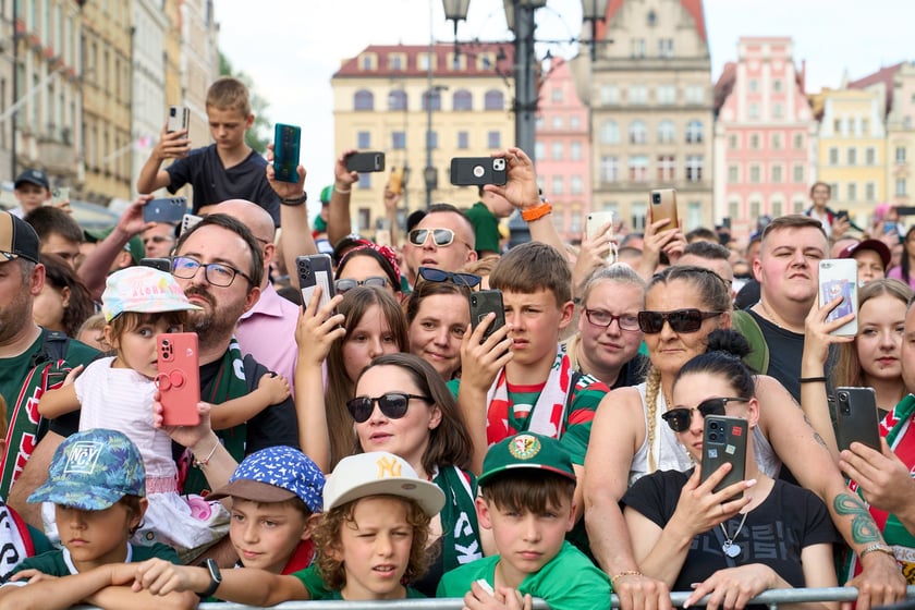 Kibice witają wicemistrzów Polski - drużynę Śląska Wrocław - na wrocławskim Rynku.