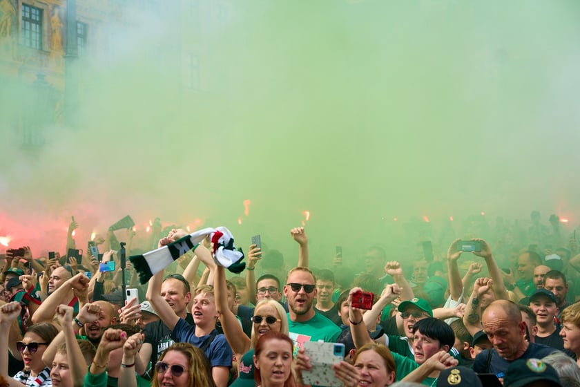 Kibice witają wicemistrzów Polski - drużynę Śląska Wrocław - na wrocławskim Rynku.