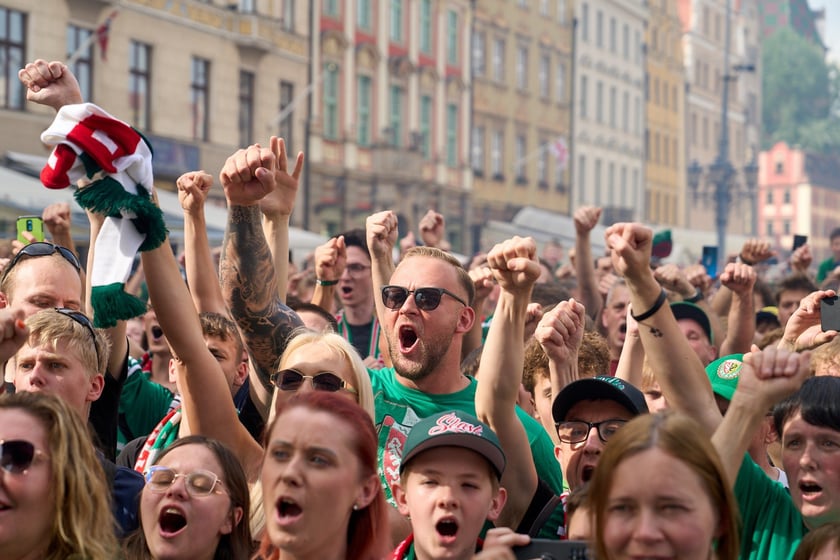 Kibice witają wicemistrzów Polski - drużynę Śląska Wrocław - na wrocławskim Rynku.