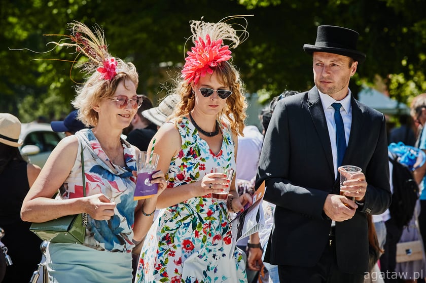 Dwie panie i jeden pan podczas Ladies Day 2023