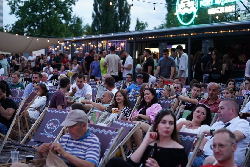 Strefa kibica w Porcie Węglowym Beach Bar podczas finałowego meczu Hiszpania - Anglia