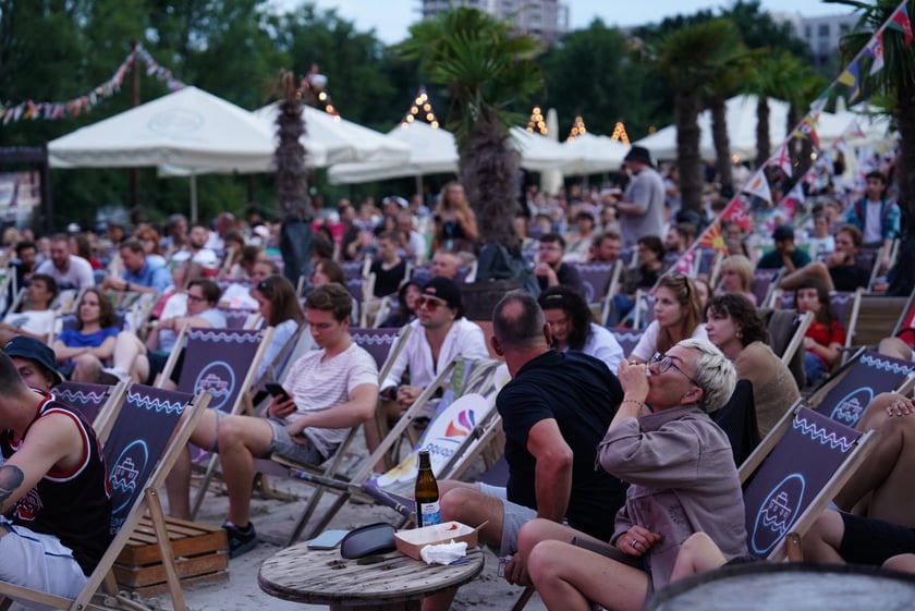 Strefa kibica w Porcie Węglowym Beach Bar podczas finałowego meczu Hiszpania - Anglia