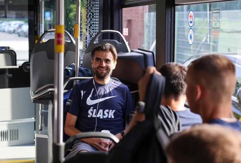 Drużyna WKS-u na lotnisko udała się autobusem MPK. Stamtąd samolotem dotarli na mecz z Riga FC