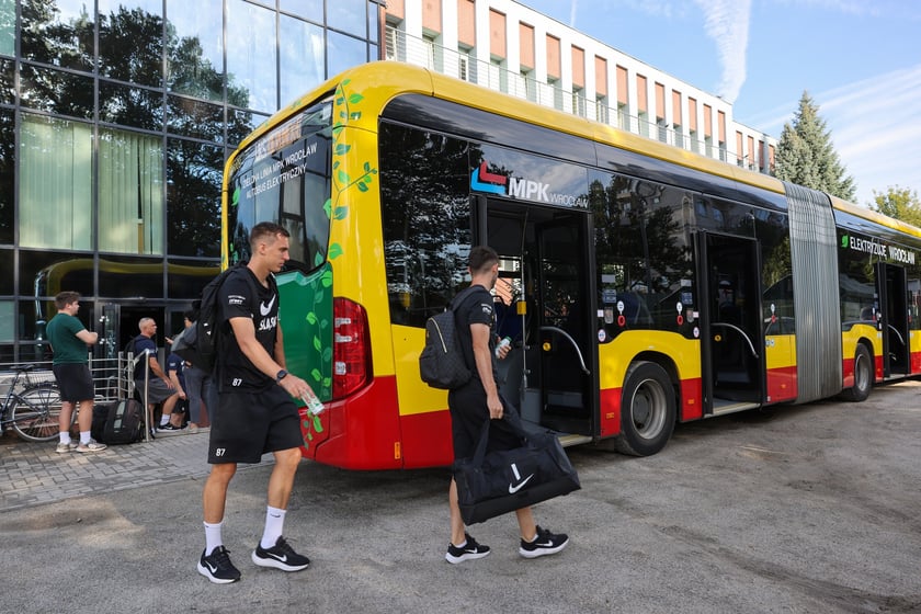 Drużyna WKS-u na lotnisko udała się autobusem MPK. Stamtąd samolotem dotarli na mecz z Riga FC