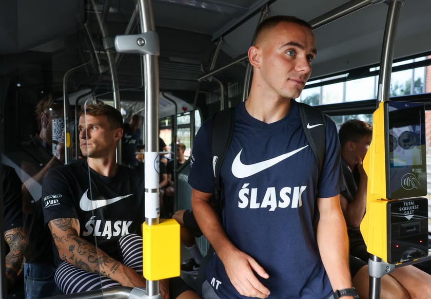 Drużyna WKS-u na lotnisko udała się autobusem MPK. Stamtąd samolotem dotarli na mecz z Riga FC
