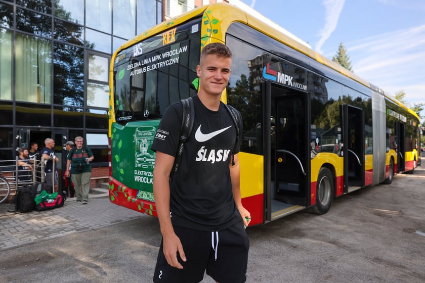 Drużyna WKS-u na lotnisko udała się autobusem MPK. Stamtąd samolotem dotarli na mecz z Riga FC