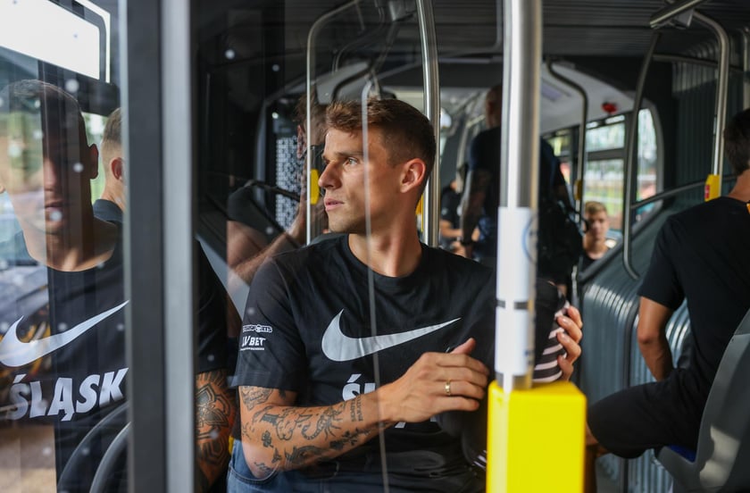 Drużyna WKS-u na lotnisko udała się autobusem MPK. Stamtąd samolotem dotarli na mecz z Riga FC