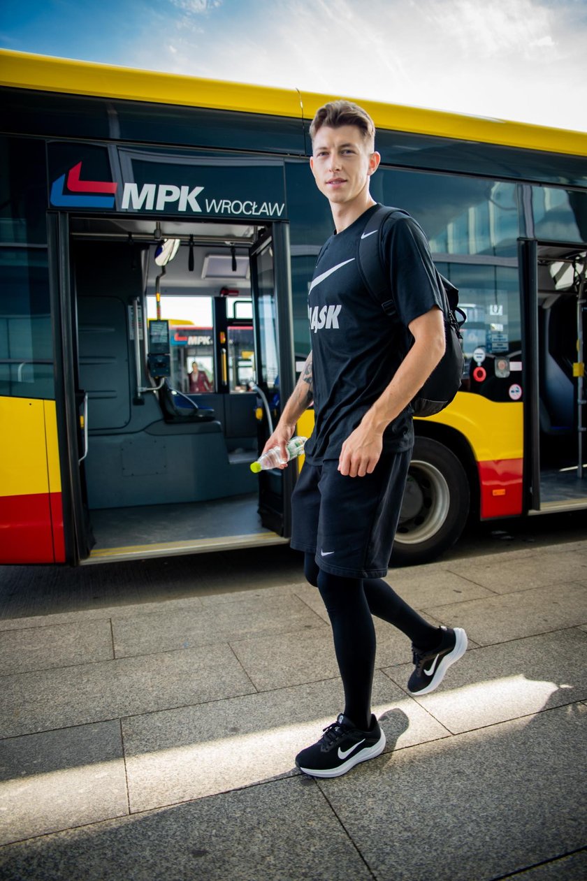 Drużyna WKS-u na lotnisko udała się autobusem MPK. Stamtąd samolotem dotarli na mecz z Riga FC