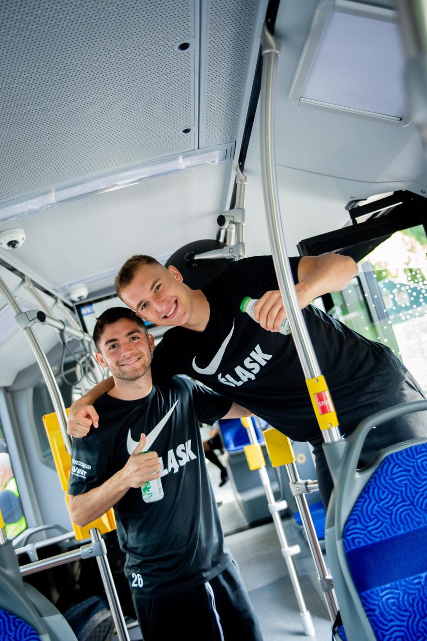 Drużyna WKS-u na lotnisko udała się autobusem MPK. Stamtąd samolotem dotarli na mecz z Riga FC