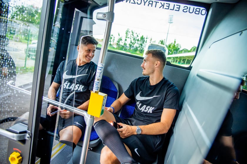 Drużyna WKS-u na lotnisko udała się autobusem MPK. Stamtąd samolotem dotarli na mecz z Riga FC