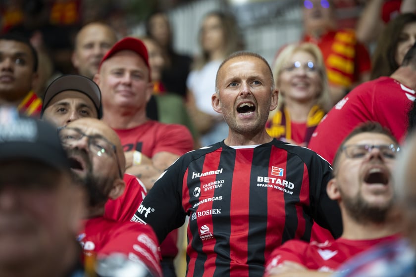 Kibice podczas meczu Betard Sparta Wrocław - GKM Grudziądz na Stadionie Olimpijskim