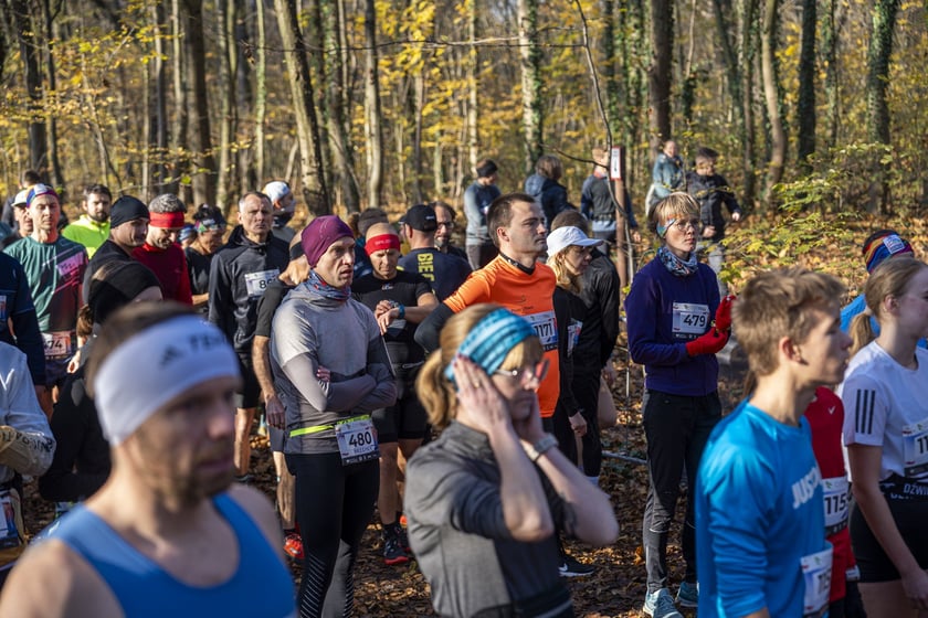 Bieg CITY TRAIL w Lesie Osobowickim we Wrocławiu. Zdjęcia biegaczy