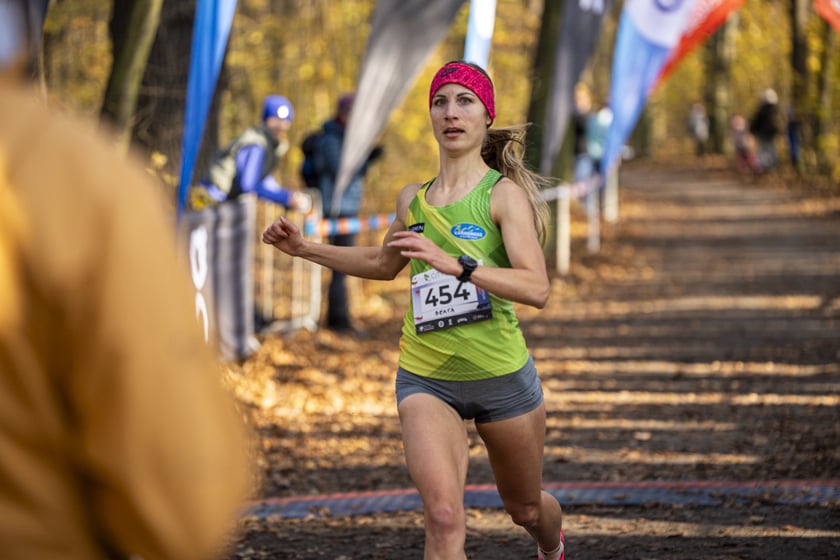 Bieg CITY TRAIL w Lesie Osobowickim we Wrocławiu. Zdjęcia biegaczy