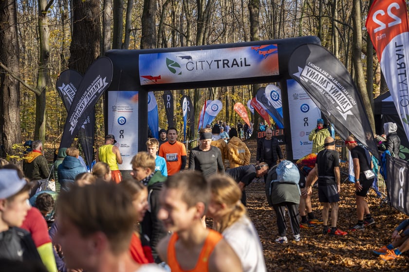 Bieg CITY TRAIL w Lesie Osobowickim we Wrocławiu. Zdjęcia biegaczy