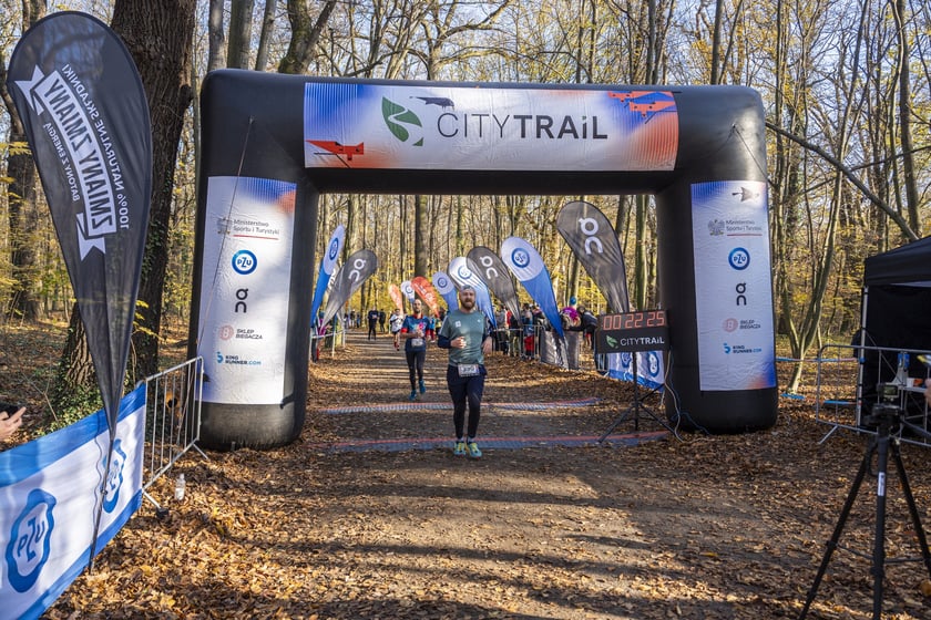 Bieg CITY TRAIL w Lesie Osobowickim we Wrocławiu. Zdjęcia biegaczy