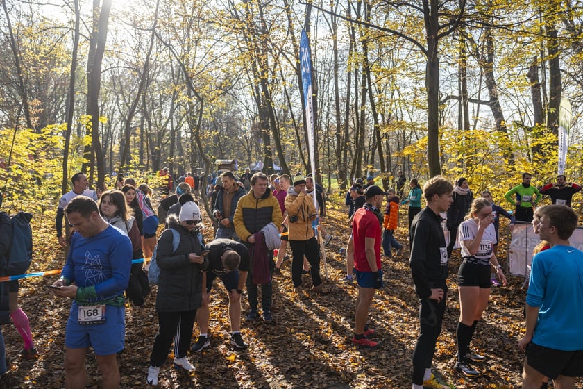 Bieg CITY TRAIL w Lesie Osobowickim we Wrocławiu. Zdjęcia biegaczy