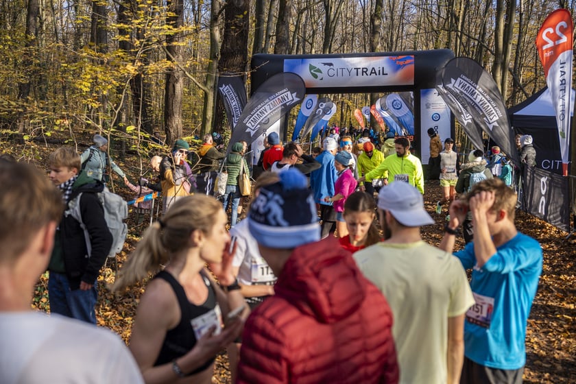 Bieg CITY TRAIL w Lesie Osobowickim we Wrocławiu. Zdjęcia biegaczy