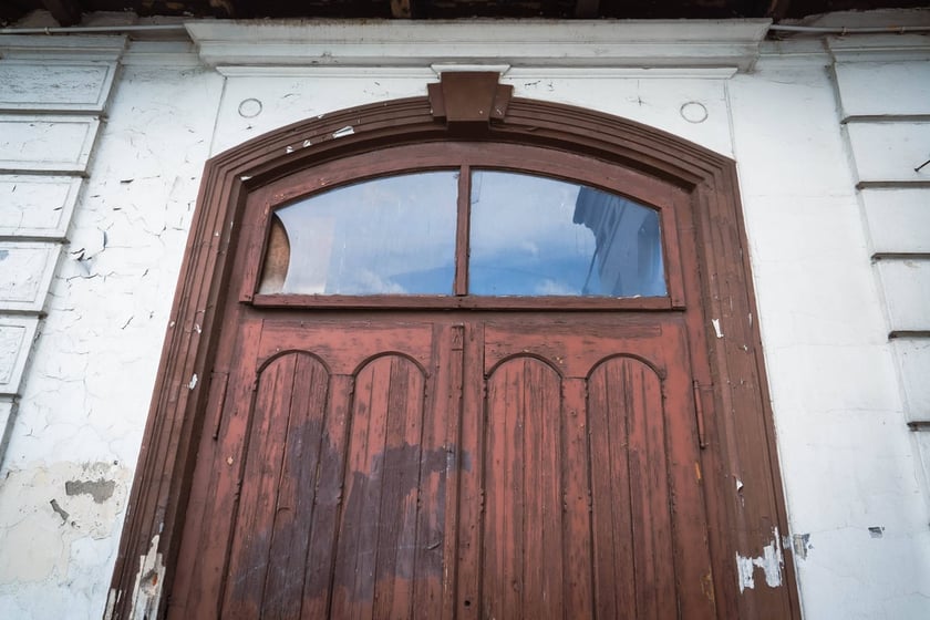 W kompleksie zachowały się zabytkowe drzwi i część oryginalnej stolarki, w tym okiennej