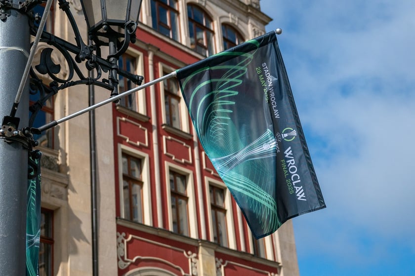 Dekoracje na finał Ligi Konferencji we Wrocławiu