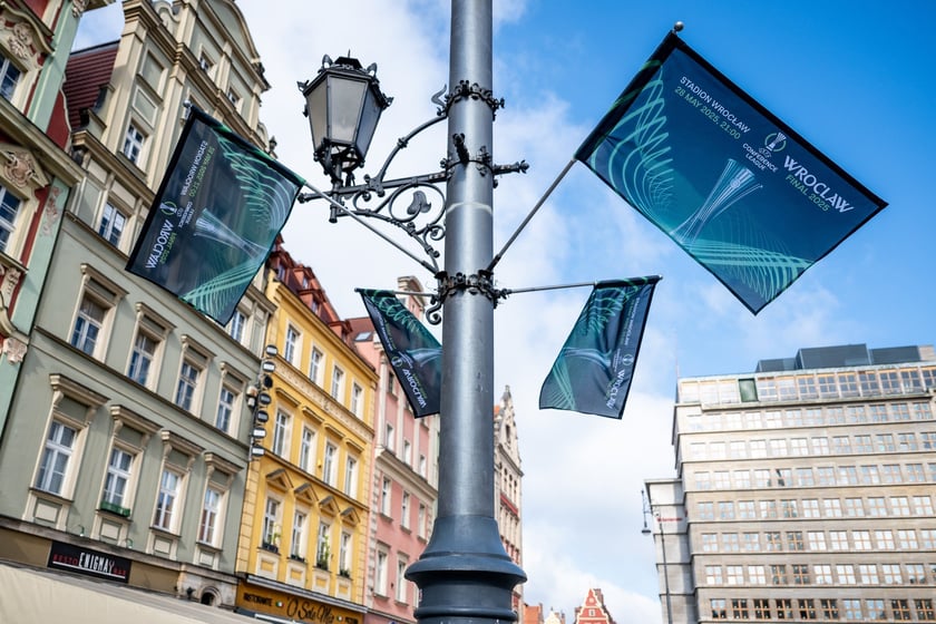 Dekoracje na finał Ligi Konferencji we Wrocławiu