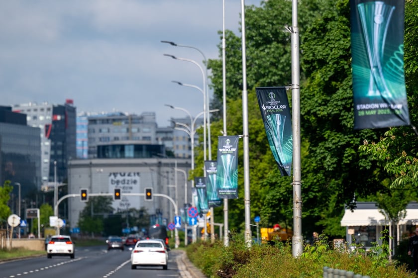 Dekoracje na finał Ligi Konferencji we Wrocławiu