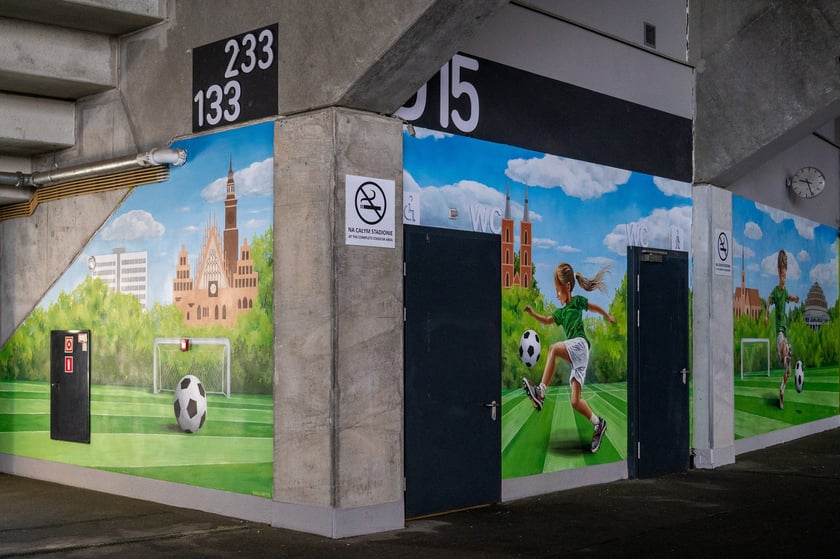 Dekoracje na finał Ligi Konferencji we Wrocławiu