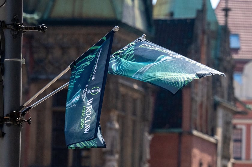 Dekoracje na finał Ligi Konferencji we Wrocławiu