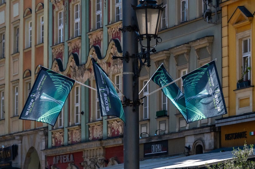 Dekoracje na finał Ligi Konferencji we Wrocławiu