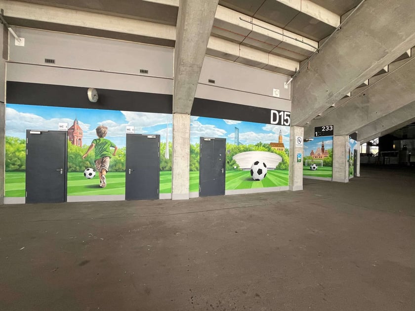 Nowy mural na Tarczyński Arena Wrocław z okazji&nbsp;Finału Ligi Konferencji UEFA