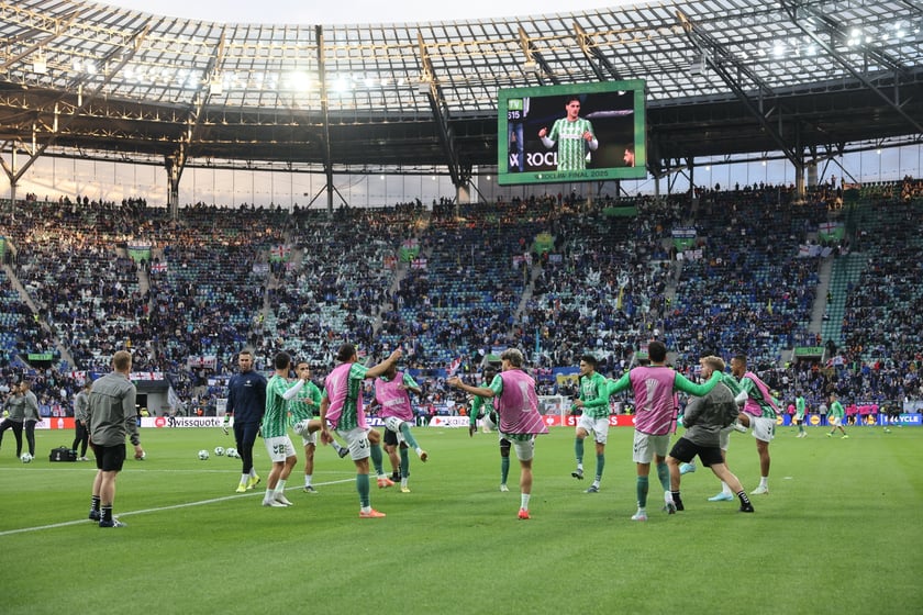 Finał Ligi Konferencji we Wrocławiu - piłkarze Chelsea i Realu Betis podczas meczu