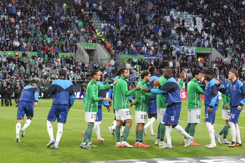 Finał Ligi Konferencji we Wrocławiu - piłkarze Chelsea i Realu Betis podczas meczu