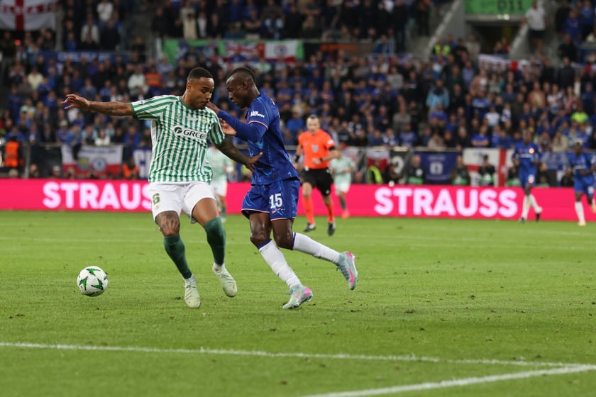 Finał Ligi Konferencji we Wrocławiu - piłkarze Chelsea i Realu Betis podczas meczu