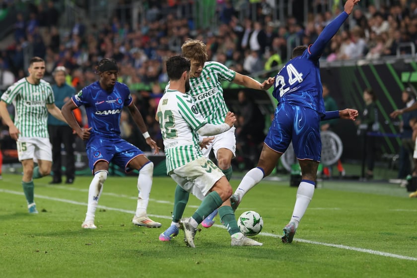 Finał Ligi Konferencji we Wrocławiu - piłkarze Chelsea i Realu Betis podczas meczu
