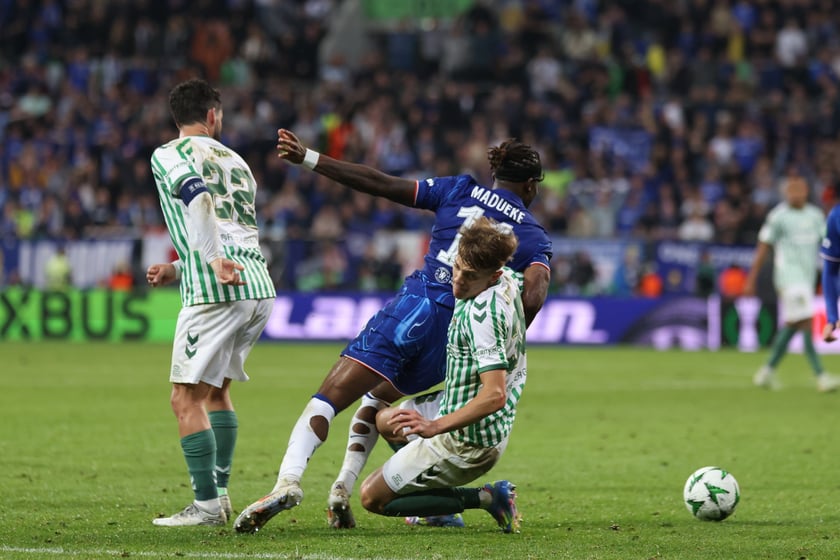Finał Ligi Konferencji we Wrocławiu - piłkarze Chelsea i Realu Betis podczas meczu