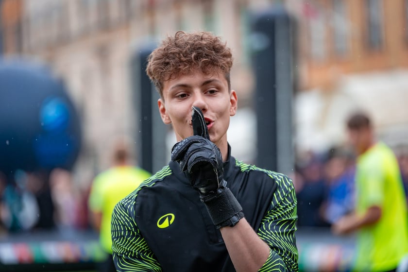 Pokazowy mecz w strefie Fan Festival w rynku, 28 maja 2025