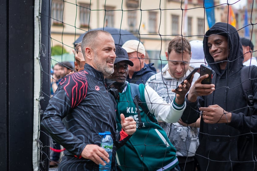 Pokazowy mecz w strefie Fan Festival w rynku, 28 maja 2025