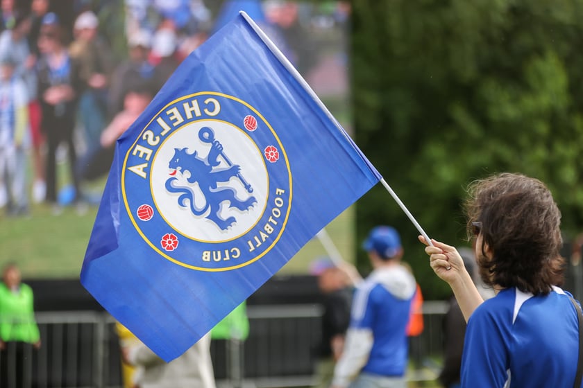 Kibice Chelsea Londyn w strefie kibica przy ul. Lotniczej przed finałem Ligi Konferencji