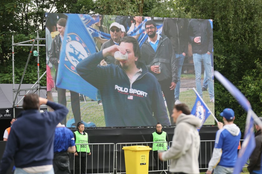 Kibice Chelsea Londyn w strefie kibica przy ul. Lotniczej przed finałem Ligi Konferencji