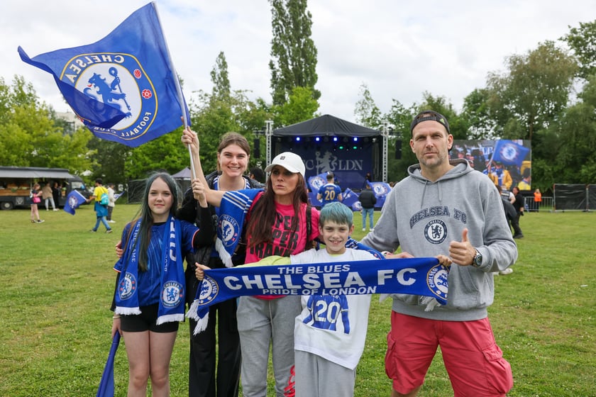 Kibice Chelsea Londyn w strefie kibica przy ul. Lotniczej przed finałem Ligi Konferencji
